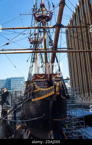 Die Nachbildung von Sir Francis Drakes Schiff The Golden Hinde, im Trockendock in Southwark, London. Stockfoto