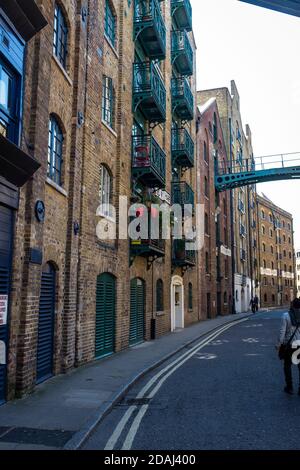 Blick entlang der schmalen Straße entlang der jetzt umgebauten Kais von St Andrews Wharf, St Saviors Wharf und St Georges Wharf, Bermondsey, London. Stockfoto