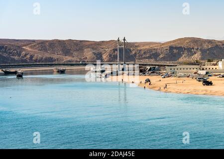 Blick auf Sur mit Hängebrücke Khor al Batah, Sultanat Oman Stockfoto