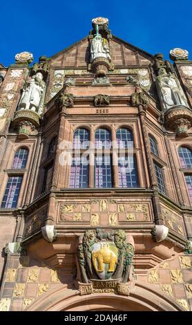 1917 eröffnetes Gebäude mit dekorierter Fassade im Tudor-Stil, Architektur des 20. Jahrhunderts, Coventry, England, Großbritannien Stockfoto