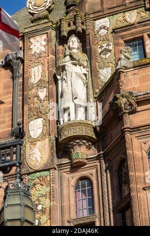 Leofric Statue, Council House Gebäude eröffnet 1917, Tudor Stil 20. Jahrhundert Architektur, Coventry, England, Großbritannien Stockfoto