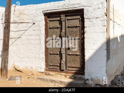 Alte arabische Eingangstür mit Ornamenten des alten Hauses in Oman. Stockfoto