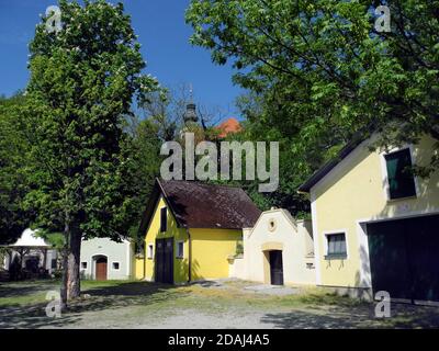 Österreich, Weinkeller in den Boden für ideale Temperatur und Lagerung gegraben Stockfoto