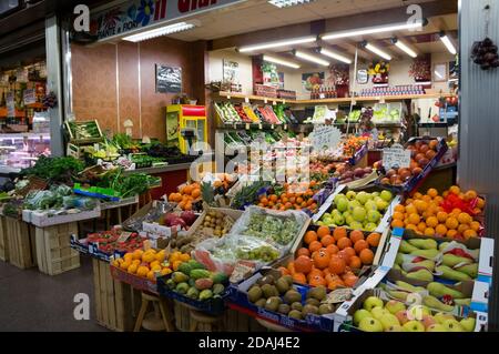 Verschiedene Früchte sind in Schachteln auf der Theke zum Verkauf in der italienischen Straße Gemüseladen. Stockfoto