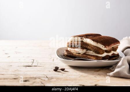 Traditionelle Tiramisu Kuchen auf Holztisch Stockfoto