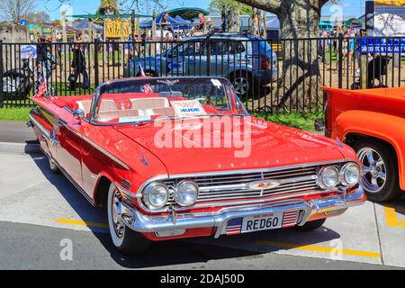 Ein rotes 1960 Chevrolet Impala Cabriolet, fotografiert auf einer Oldtimer-Show in Tauranga, Neuseeland Stockfoto