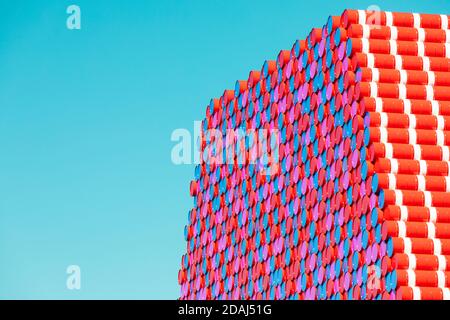 Obere Höhe Nahaufnahme der Londoner Mastaba-Kunstinstallation des Künstlers Christo am Serpentine Lake, Hyde Park, London, Großbritannien. Stockfoto