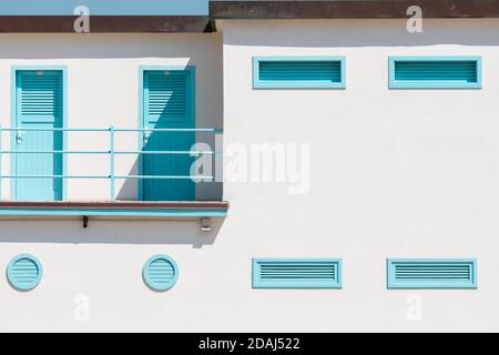 Äußere Detail der alten Badekabinen auf dem lido in Viareggio, Toskana, Italien. Stockfoto