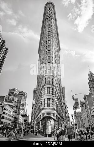 New York, USA - 16. Sep 2017: Schwarz-Weiß-Bild des Flatiron Building in NYC. Ursprünglich das Fuller Building, ist dreieckig Stahl-gerahmt landmarkiert Stockfoto