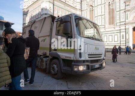 Die Entsorgungsmaschine fährt vor dem Baptisterium von San Giovanni (1059-1129) auf dem Domplatz (Piazza del Duomo). Stockfoto