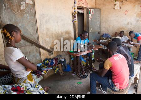 Selingue, Mali, 25. April 2015; Mousa Samgare, 18, Schneider, besitzt auch ein Grundstück mit bewässerten Flächen. Jeden Morgen arbeitet er im Feld von 7 bis 12 Uhr, dann kommt er in sein Geschäft und arbeitet dort bis 18 Uhr Stockfoto
