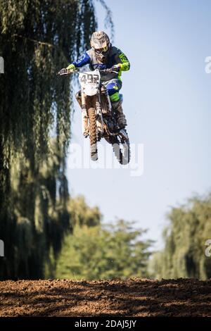 Ciolpani, Rumänien - 11. Oktober 2002: Ein Fahrer springt mit seinem Motorrad, während er an einem Motocross-Rennen in Ciolpani, Rumänien, teilnimmt. Stockfoto