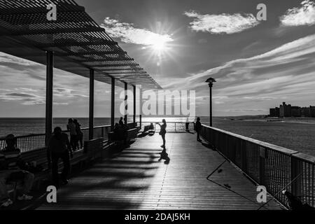 Licht und Schatten in NYC. Steeplechase Pier am Coney Island Beach in New York City. Coney Island ist bekannt als die Stätte der Vergnügungsparks und ein se Stockfoto