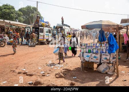 Selingue, Mali, 25. April 2015; Leben auf der Straße im Marktgebiet am Markttag. Stockfoto