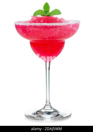 Gefrorene Erdbeere Daiquiri garniert mit Minzblatt isoliert auf weiß Stockfoto