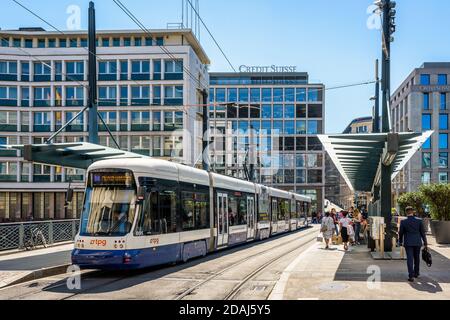 Eine Bombardier Cityrunner Straßenbahn der Linie 14, die von TPG, dem Verkehrsunternehmen des Kantons Genf, an der Straßenbahnhaltestelle Bel Air in Genf betrieben wird. Stockfoto