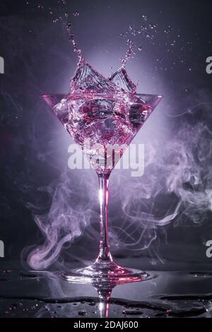 Cocktail martini Spritzer isoliert in einem rauchigen grauen Hintergrund Stockfoto