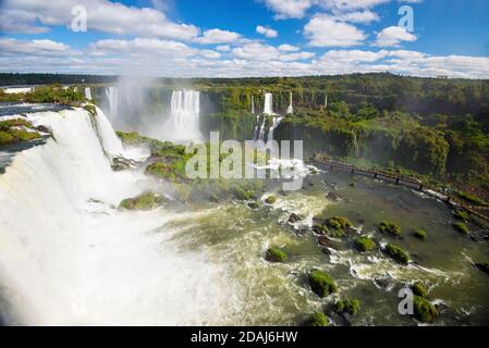 Blick auf die Iguazu Wasserfälle von der brasilianischen Seite - Foz do Iguazu, Brasilien Stockfoto