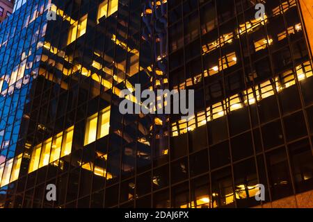 NEW YORK, USA - 03. Mai 2016: New York City Straßen bei Nacht. Lichter und Schatten von NYC. Stockfoto