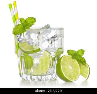 mojito Cocktail mit Minze und Limette auf Weiß isoliert Stockfoto