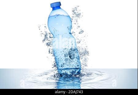 Blaue Wasserflasche und Blasen über gewellter Welle isoliert auf Weiß Stockfoto