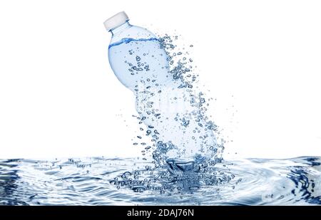 Wasserflasche und Blasen über gewelltem Wasser isoliert auf weiß Stockfoto
