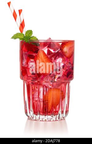 Erdbeer-Cocktailglas mit Minzblatt und Strohhalmen auf weiß Hintergrund Stockfoto