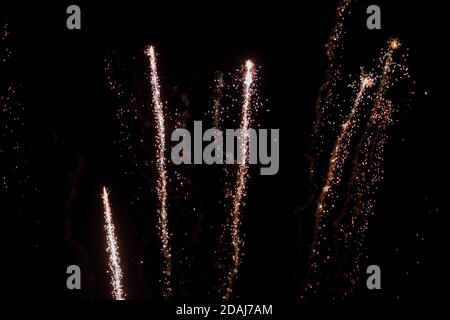 Buntes Feuerwerk am schwarzen Himmel. Real Fireworks on Deep Black Background Sky on Fireworks Festivalshow vor dem Unabhängigkeitstag am 4. Juli Stockfoto