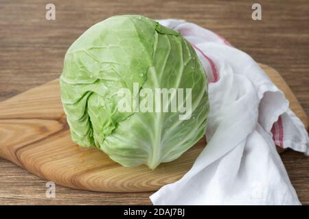 Frischer Jungkohl auf Holzbrett auf Holztisch, selektiver Fokus Stockfoto
