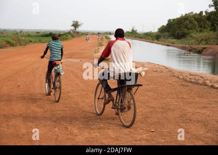 Selingue, Mali, 26. April 2015; die Hauptbewässerungskanale für Selingues bewässerte landwirtschaftliche Flächen. Stockfoto