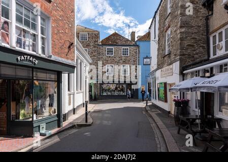 Geschäfte in der Fore Street, Fowey, Cornwall, Großbritannien Stockfoto