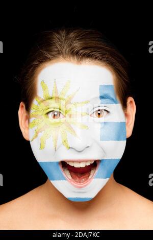 Porträt eines Mädchens mit uruguayischer Flagge auf ihrem Gesicht gemalt Stockfoto