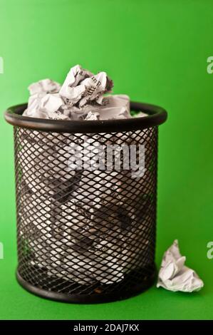 Das Fach ist voll mit zerknittertem Papier Stockfoto