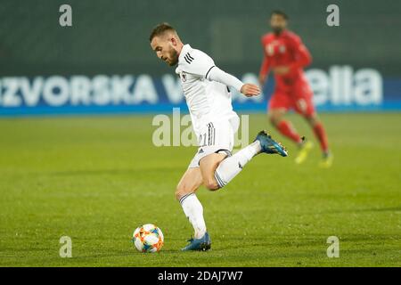 Bosnischer Spieler Stipe Loncar Kontrolle Ball während eines Freundschaftsspiels Bosnien gegen Iran Sarajevo, Bosnien und Herzegowina, 12, November, 2020. Auf der Stockfoto