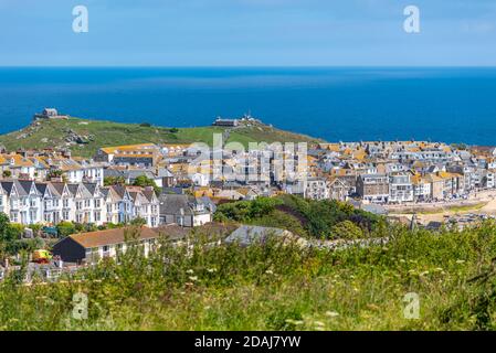 Blick auf St. Nicholas Chapel und St. Ives Head auf der Insel, Blick über Häuser und Gebäude in St. Ives, Cornwall, Großbritannien Stockfoto