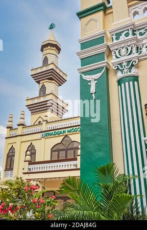 Minarett und Wanddekorationen an der Khadijah Moschee (Masjid Kadirah) in Geylang Road, in der traditionell weitgehend muslimischen / malaiischen Geylang Gegend, Singapur Stockfoto