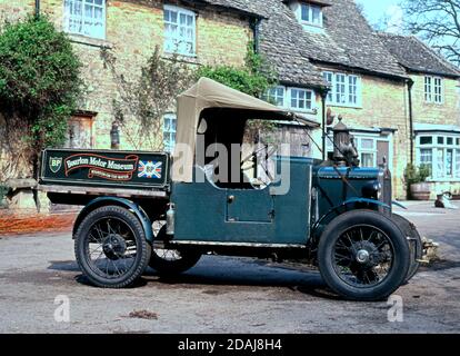 Oldtimer vor dem Motormuseum, Bourton-on-the-Water, Großbritannien. Stockfoto