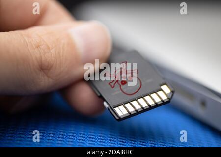 Infektion eines tragbaren Computers mit einem Virus über sd-Karte Stockfoto