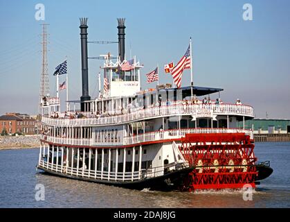 Touristen genießen einen Ausflug auf dem Dampfschiff ‘Natchez’ Segeln entlang des Mississippi River, New Orleans, Louisiana, USA. Stockfoto