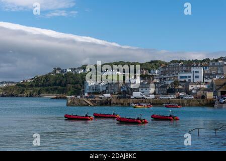 Boote in St. Ives Hafen bei Flut, Cornwall, Großbritannien Stockfoto