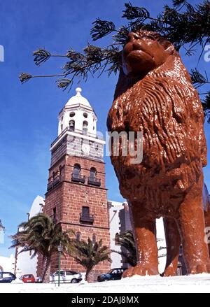 Pfarrkirche (Iglesia de Nuestra Senora de Guadalupe – auch bekannt als Iglesia de San Miguel) auf dem Stadtplatz, Teguise, Lanzarote, Spanien. Stockfoto