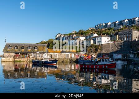 Boote in Mevagissey Harbour, Cornwall, UK Stockfoto
