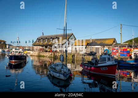 Boote in Mevagissey Harbour, Cornwall, UK Stockfoto