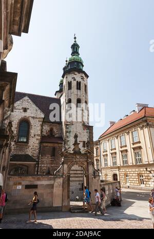 Krakau, Polen - 27 Jul, 2013: Schöne Architektur des alten Krakau. Kirchen von Krakau Stockfoto