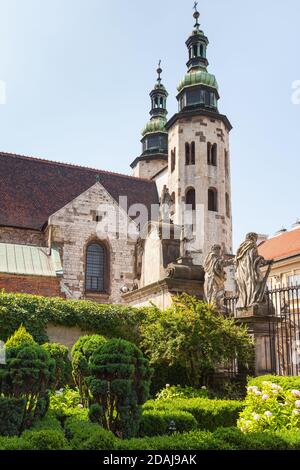 Krakau, Polen - 27 Jul, 2013: Skulpturen an der Fassade der Kirche der Heiligen Peter und Paul Stockfoto