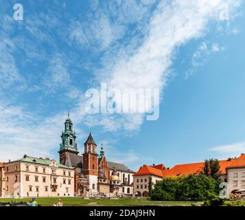 KRAKAU, POLEN - 27. JUL 2013: Königspalast in Wawel, Krakau, Polen. Krakau ist die zweitgrößte und eine der ältesten Städte Polens. Stockfoto