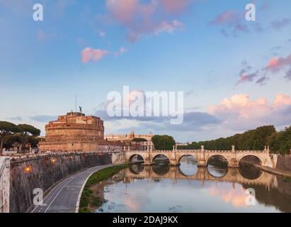 Abendansicht des Tiberdamms mit dem Mausoleum von Hadrian Oder Castel SantAngelo runde 2. Jahrhundert Burg und Ponte Sant Angelo Alte Fußgängerzonen Stockfoto