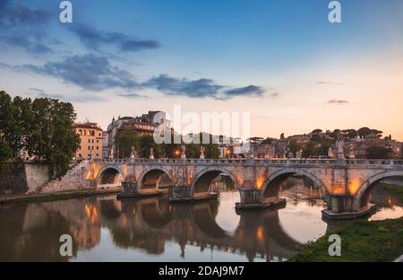 Abendansicht der Ponte Sant Angelo alte Fußgängerbrücke über den Tiber in Rom, Italien Stockfoto