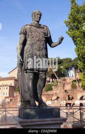 Lange Bronzestatue des römischen Kaisers Gaius Julius Caesar in der Via dei Fori Imperiali, Rom, Italien Stockfoto