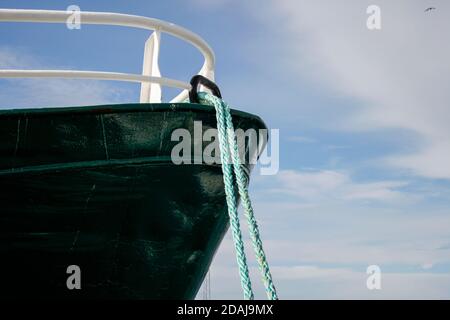 Bug eines grünen Fischerboot mit blauem Tau Stockfoto